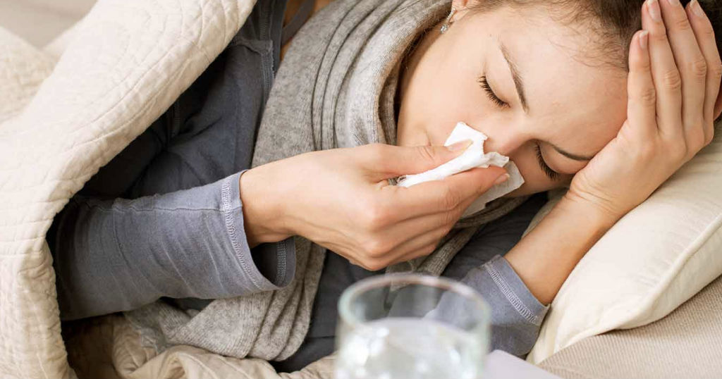 Mujer con síntomas de influenza