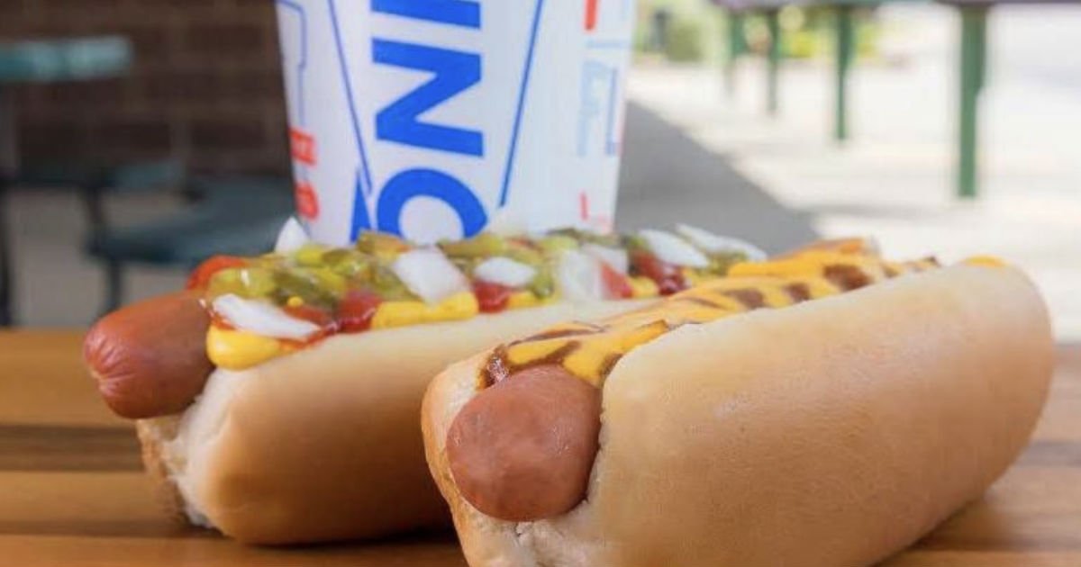 Solo el 6 de marzo, los restaurantes participantes de Sonic Drive-In ofrecerán $ 1 Hot Dogs durante todo el día. Solo mencione esta oferta al cajero, no necesita cupones ni códigos promocionales. Hay un límite de 5 por cliente y puede elegir entre Chili Cheese Coney Dog o All-American Dog.